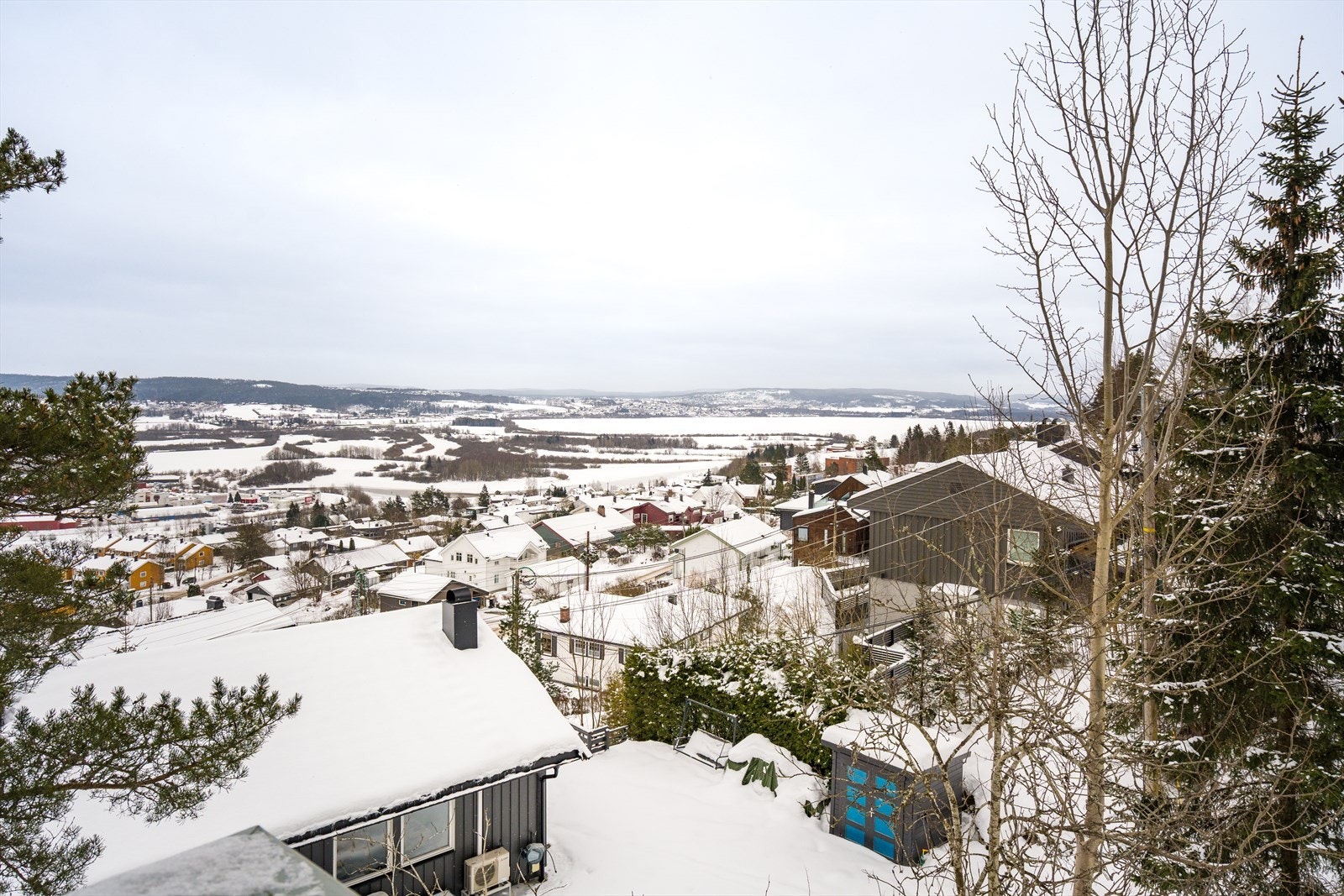Utsikt over snødekte landskap gir en rolig atmosfære. Galleribilde