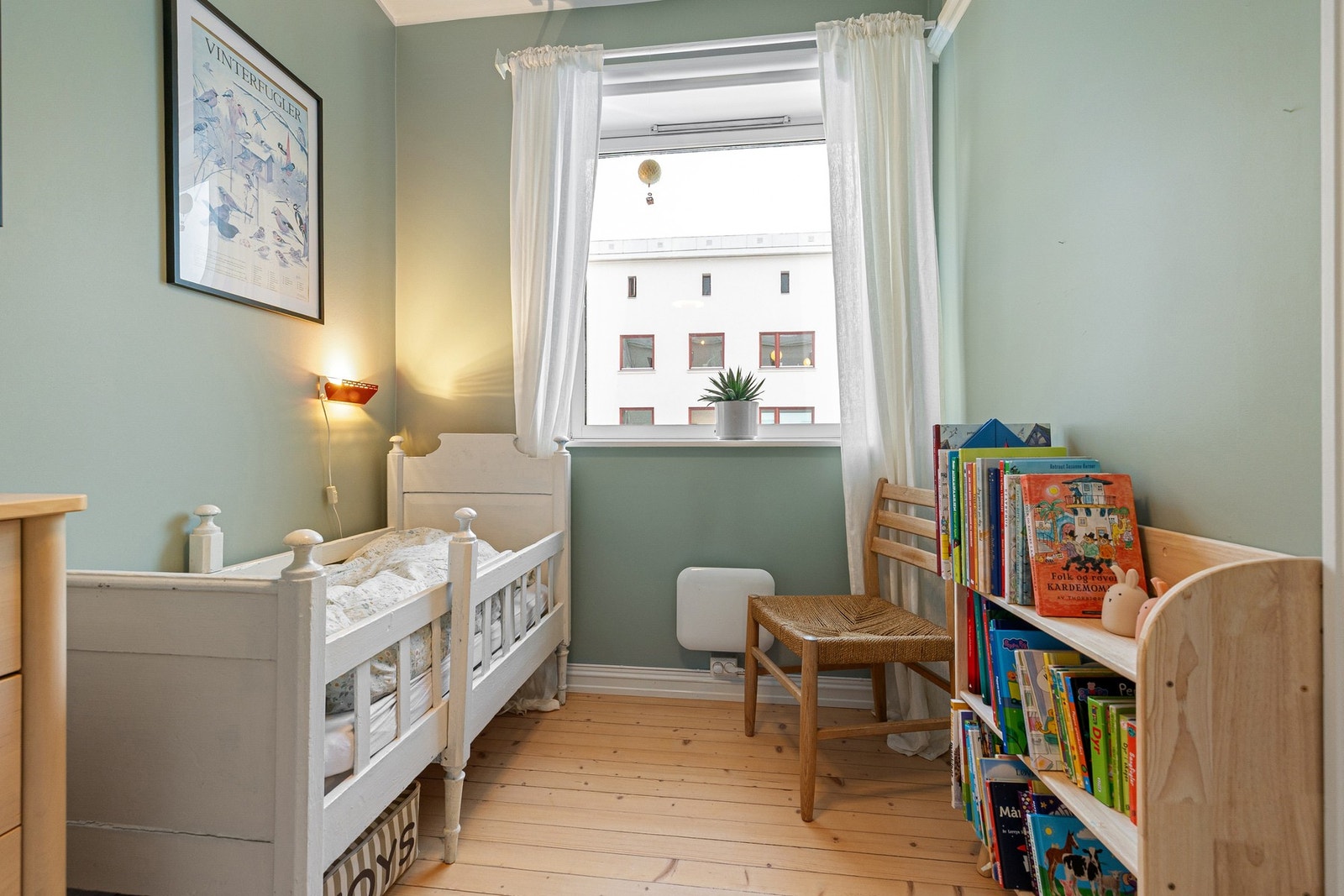 Svært praktisk skap tilknyttet soverom 2. Leiligheten disponerer i tilegg hele 3 boder på totalt 17 m2. Galleribilde