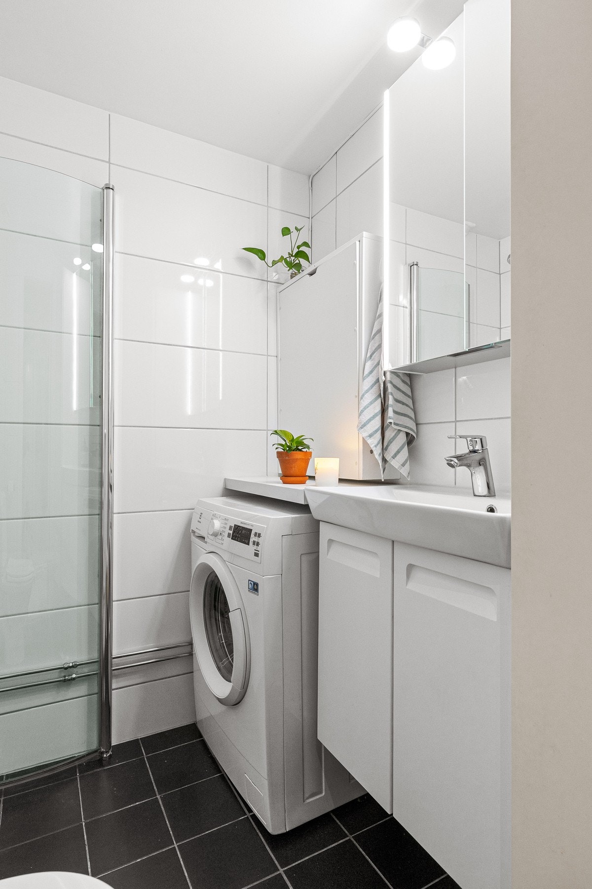 Det er opplegg for vaskemaskin på baderommet i tillegg til fellesvaskeri i borettslaget. Galleribilde