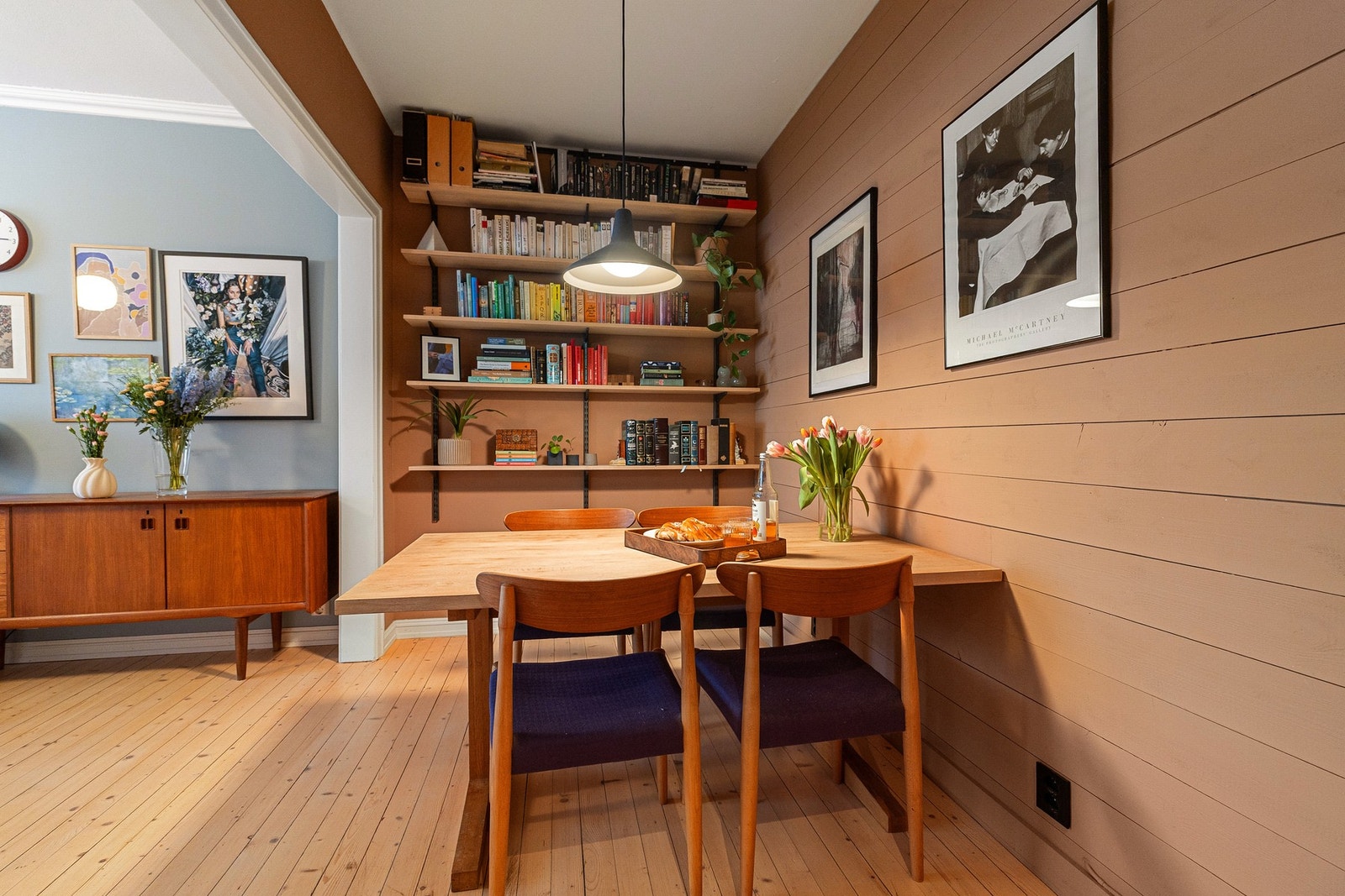 Her er det god plass til både middagsgjester og sosialt samvær. Stikkontakt på vegg i spisestue fra Elko Plus serien. Galleribilde