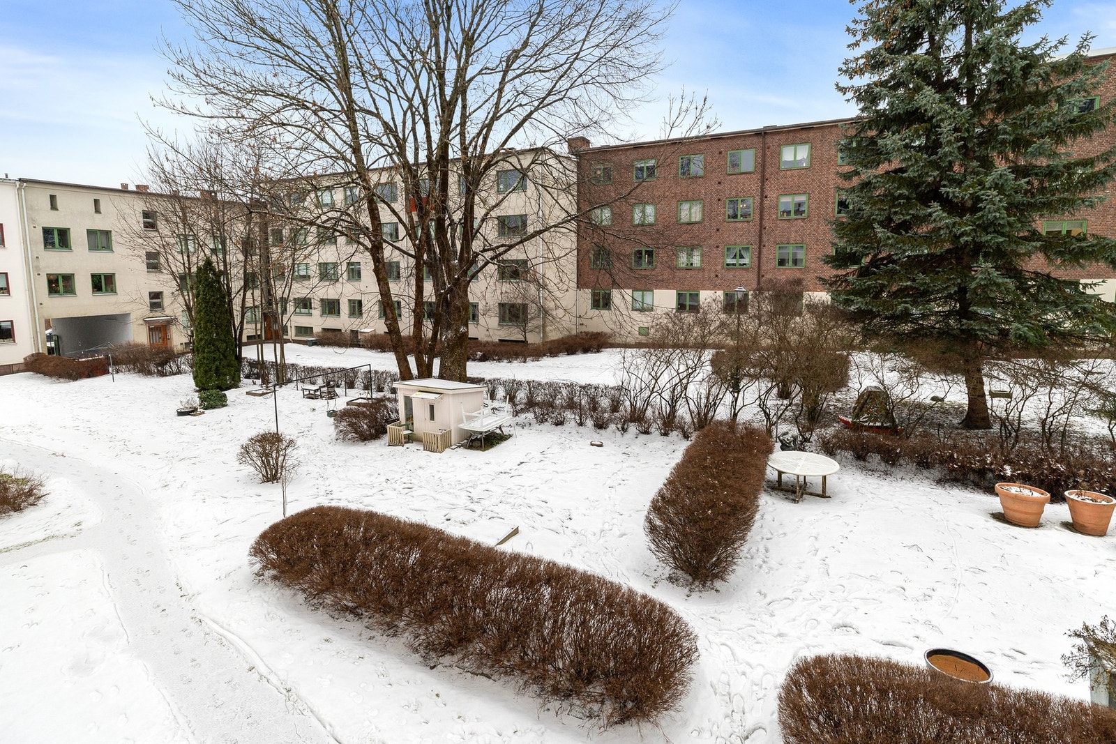 Borettslagets flotte bakgård er en grønn oase på sommerstid. Galleribilde