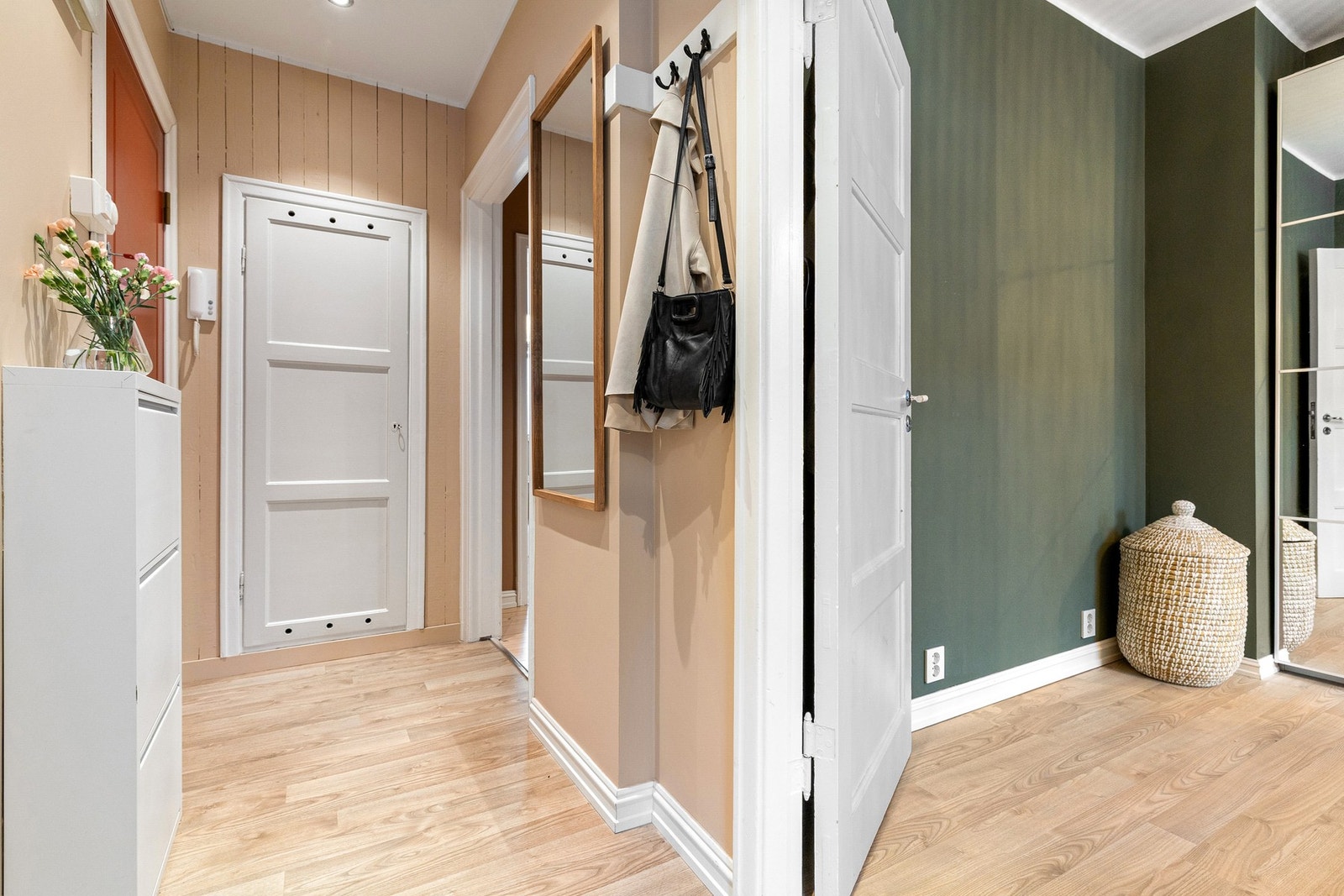 Behagelig gulvvarme i entré. Svært praktisk skap rett ved inngangsdøren. Callingsystem. Galleribilde