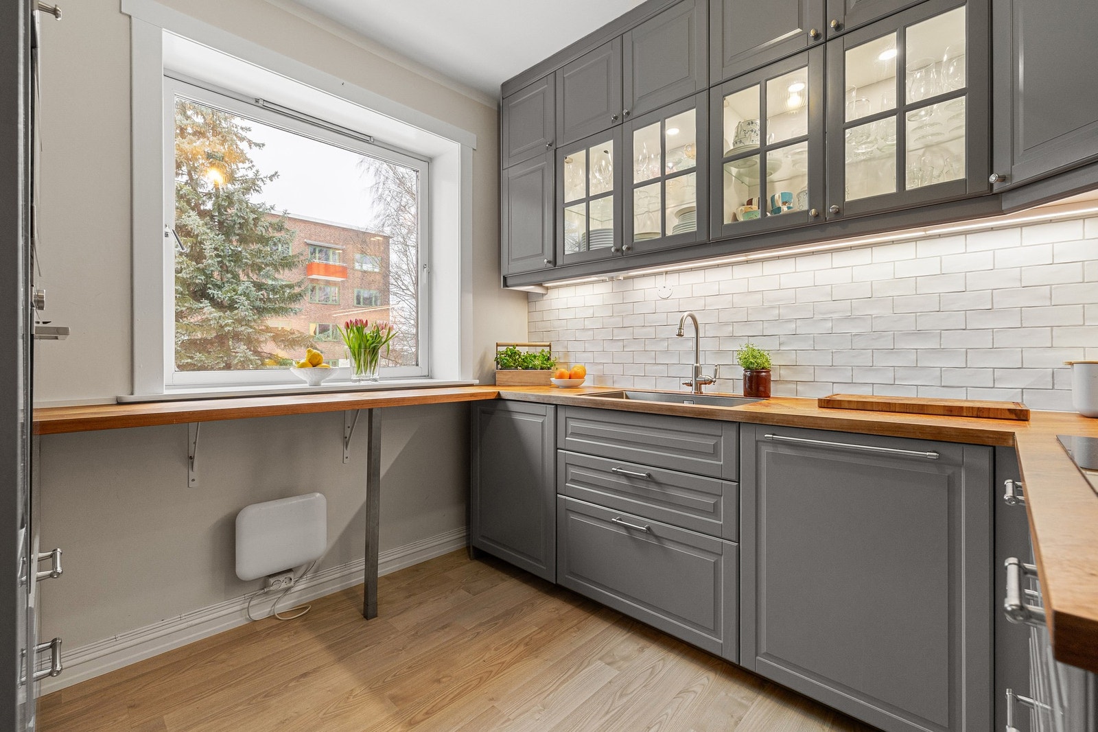 Profilerte fronter og underlimt oppvaskkum. Praktisk spisebenk ved vinduet. Hyggelig utsyn fra kjøkken mot borettslagets flotte gårdsrom. Galleribilde