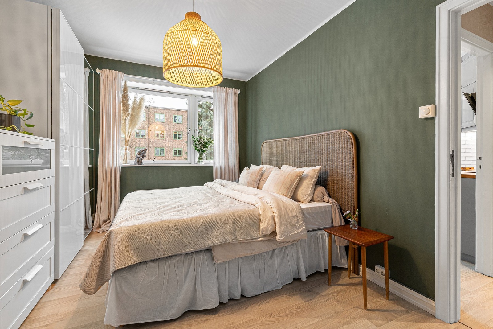 Lyst og luftig master soverom med god plass til dobbeltseng og nattbord på begge sider. Galleribilde