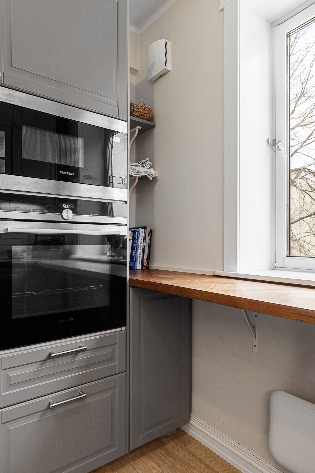 Innholdsrik hvitevarepakke; stekeovn og mikro i arbeidshøyde, induksjonstopp og oppvaskmaskin. Kjøl-/fryseskap også integrert og medfølger salget. Galleribilde