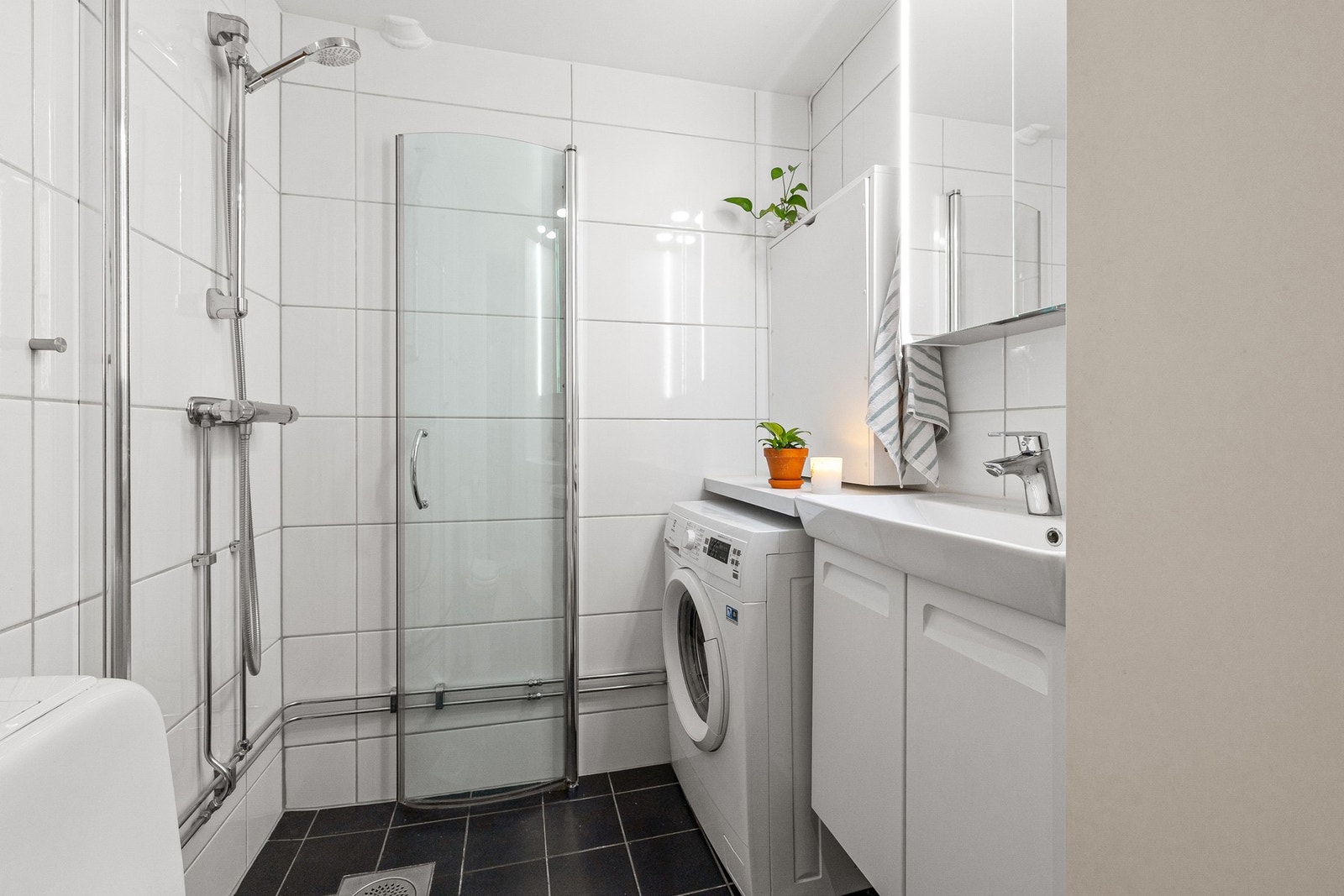 Pent flislagt baderom med varmekabler i gulv, totalrehabilitert 2010, oppgradert med ny innredning i 2018. Galleribilde