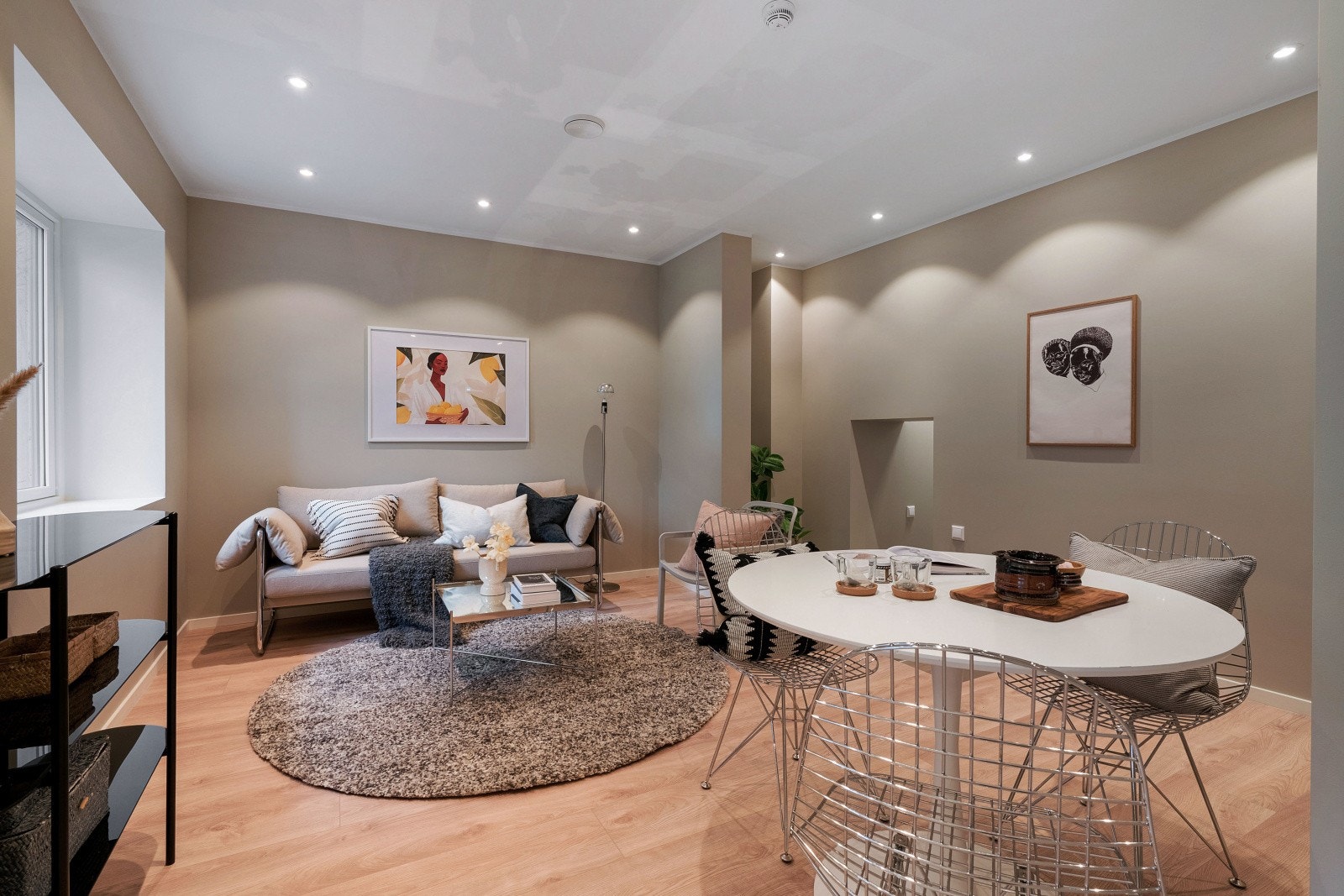 Plass til både sofa og spisebord Galleribilde