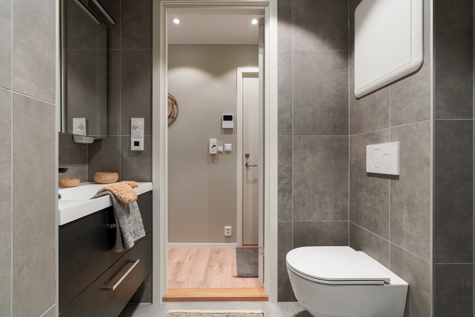 Vegghengt WC og pent møblement Galleribilde