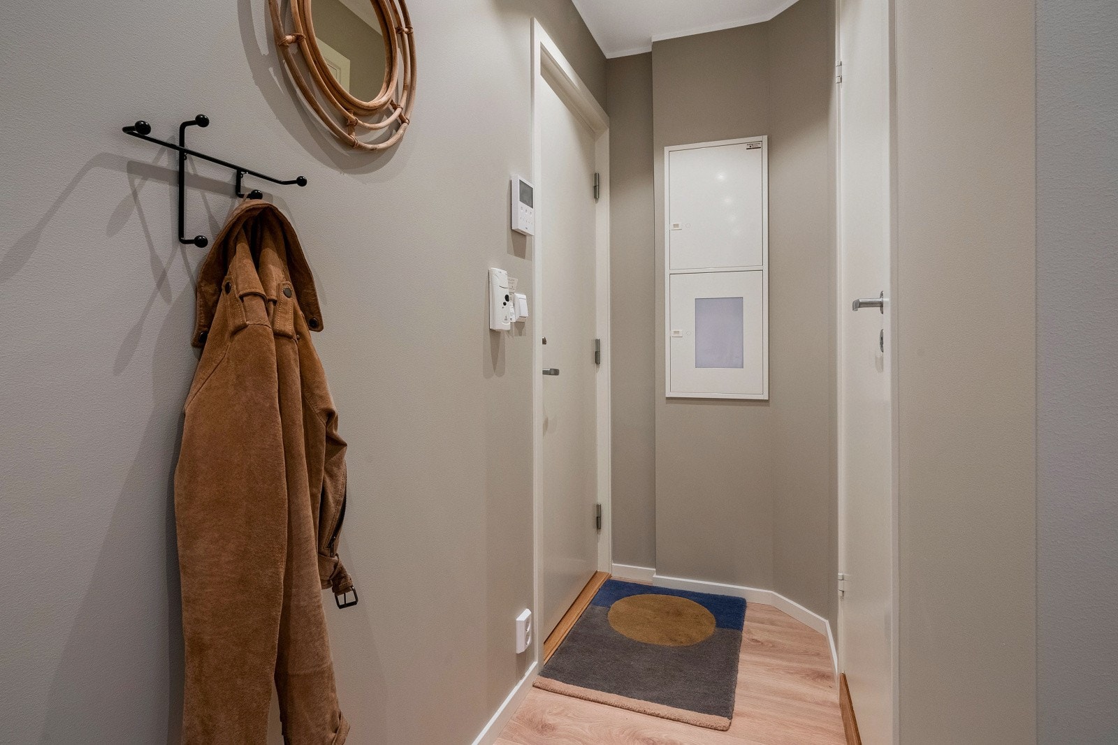 Entré med plass til oppheng og skohylle Galleribilde