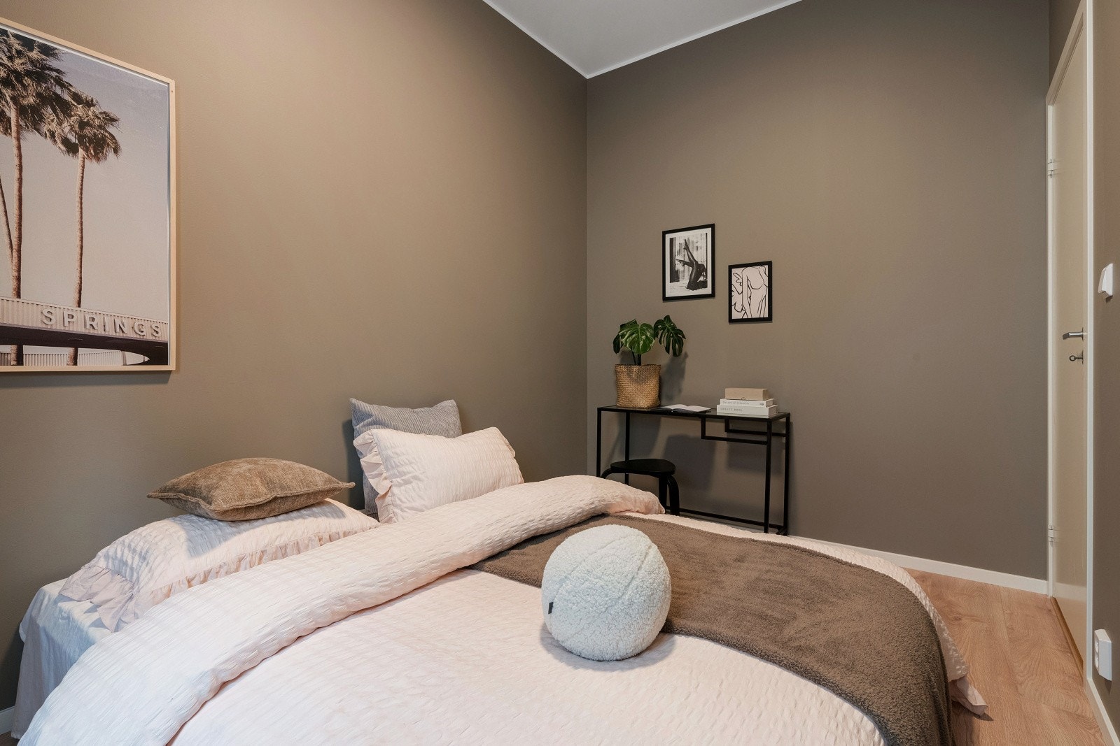 Begge med plass til seng og garderobeskap Galleribilde