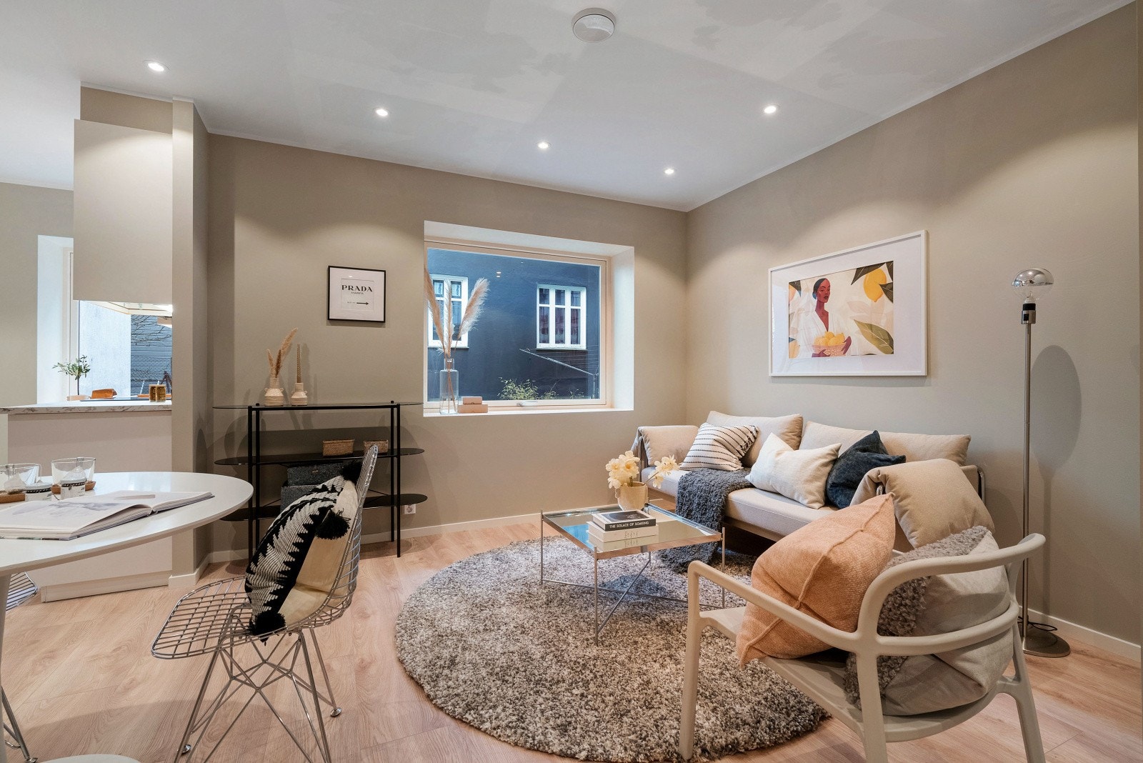 Delvis åpen løsning mellom stue og kjøkken Galleribilde