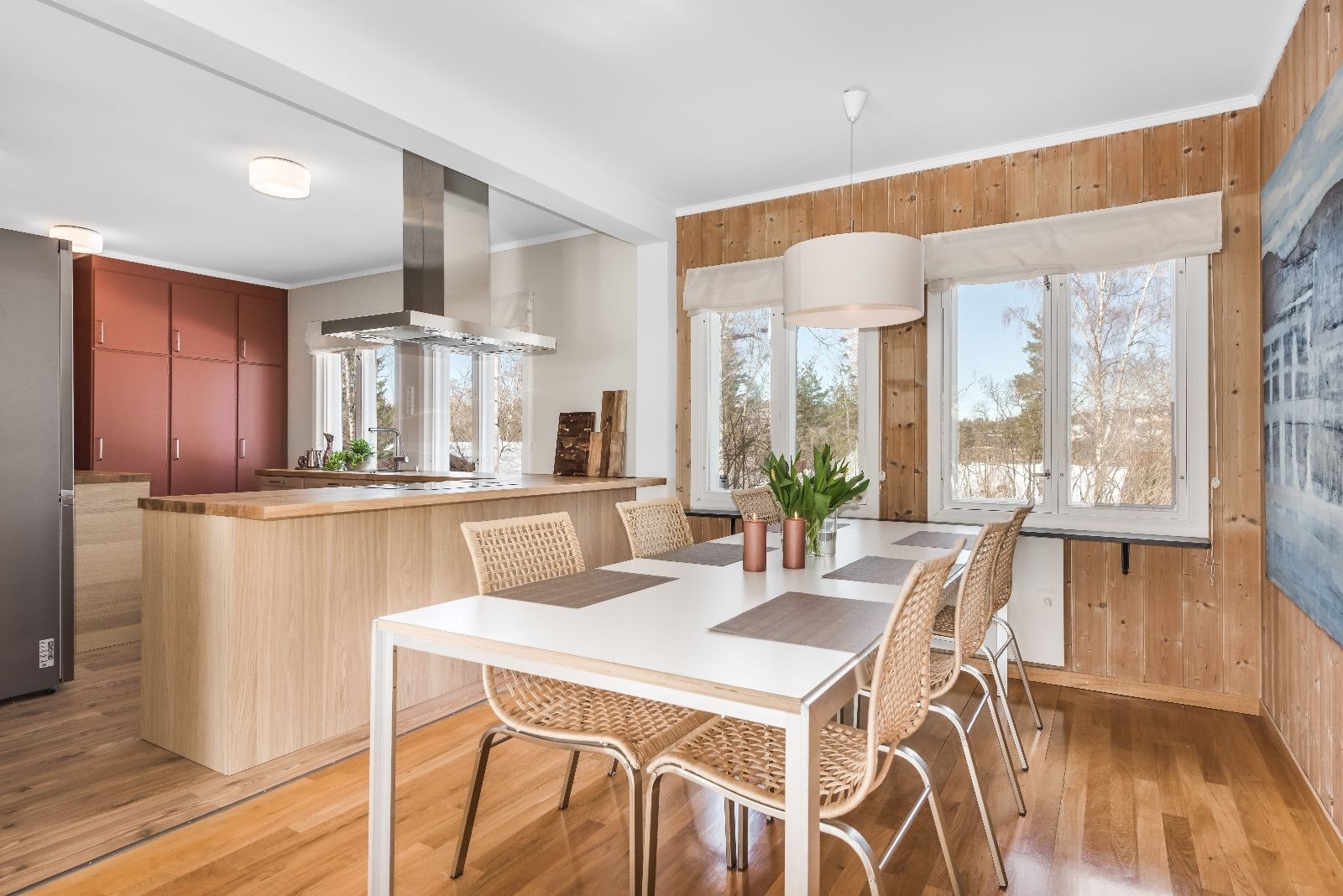 Spisestue og nyere kjøkken. Galleribilde