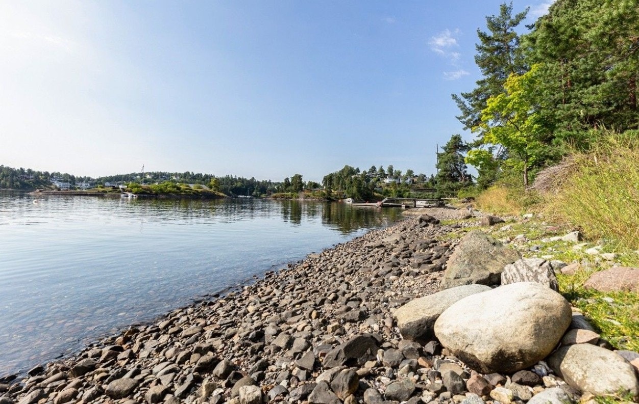 Privat strand nedenfor huset. Galleribilde
