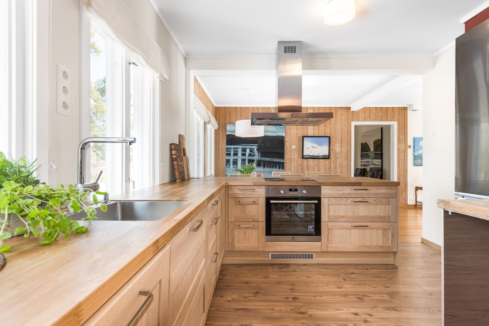 Nyere kjøkken med integrerte hvitevarer. Galleribilde