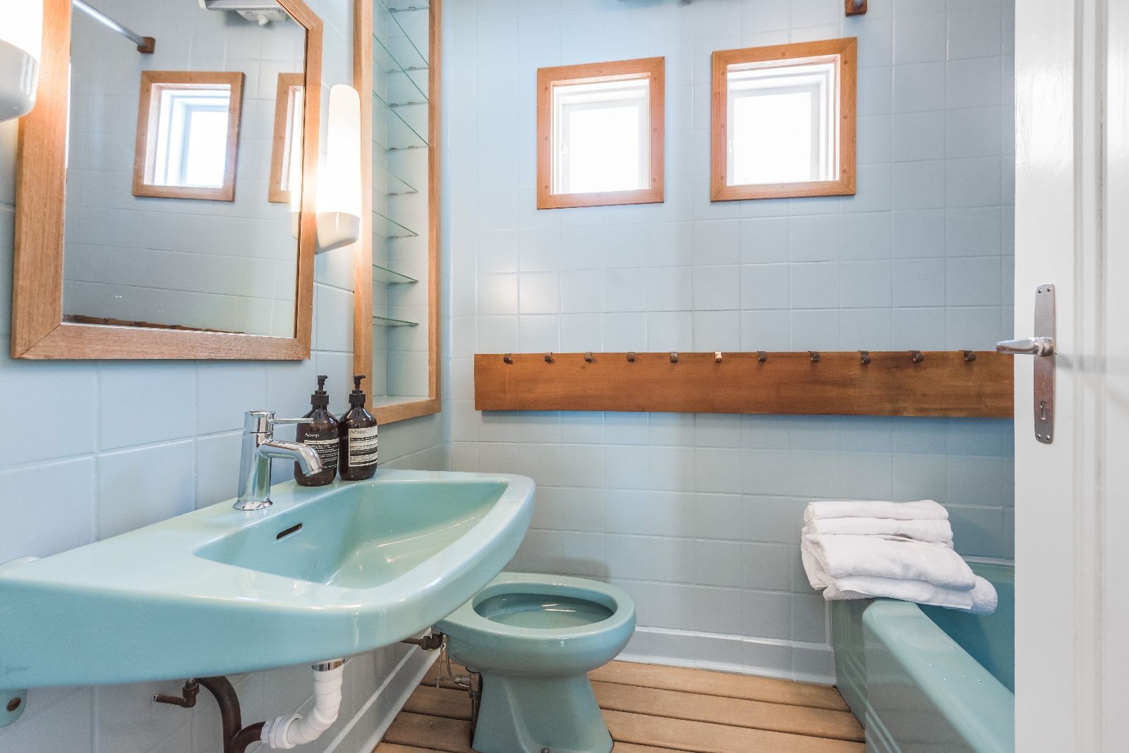 Bad med badekar. Gulv er nå flislagt med varmekabler. Galleribilde