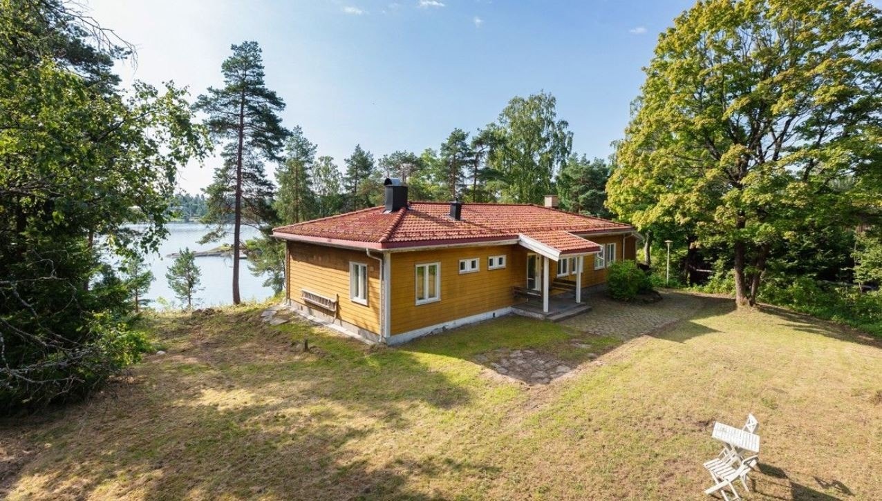 Huset sett fra øverste del av hage. Tilgang til privat strand og brygge ned mot sjøen. Galleribilde