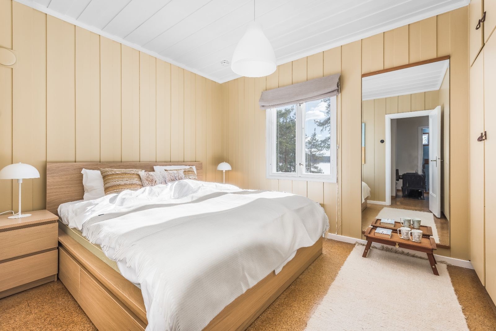 Hovedsoverom med godt med skaplass. Møbler følger. Galleribilde