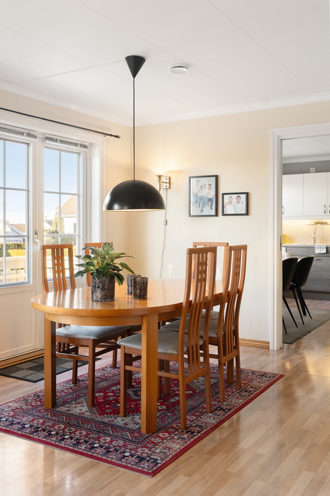 Spisebordet kan plasseres praktisk like ved kjøkkenet. Galleribilde