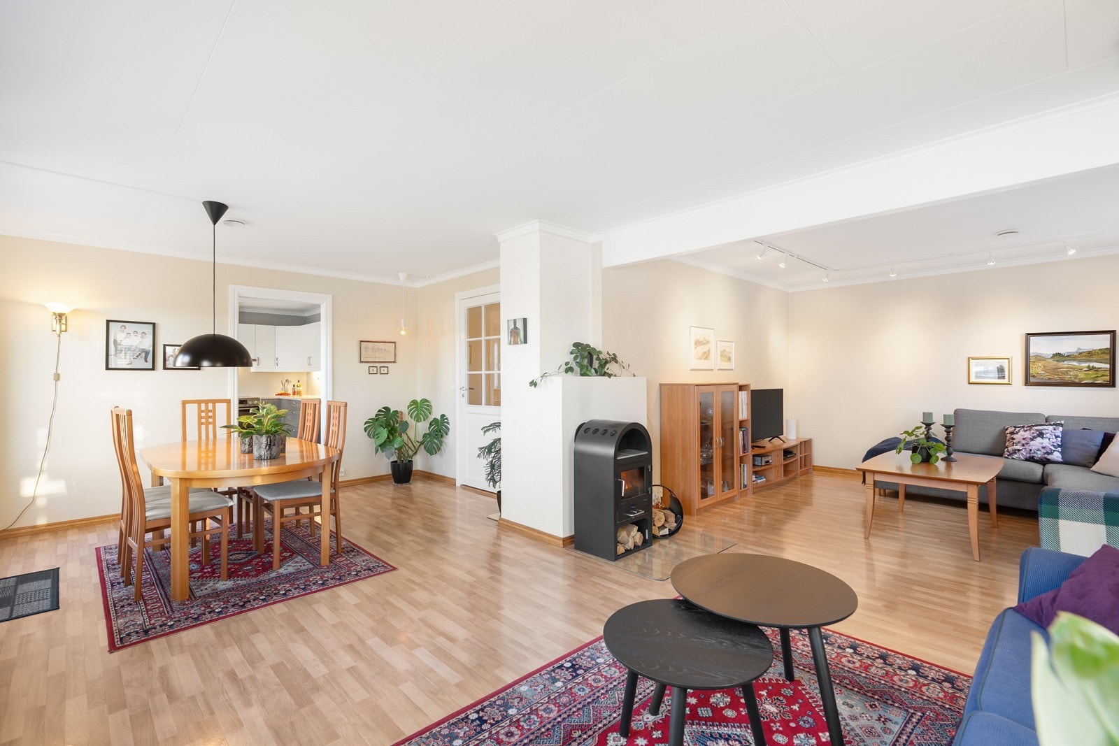 Stuen er romslig og gir god plass til både sofagruppe, hyller, benker og spisebord. Galleribilde