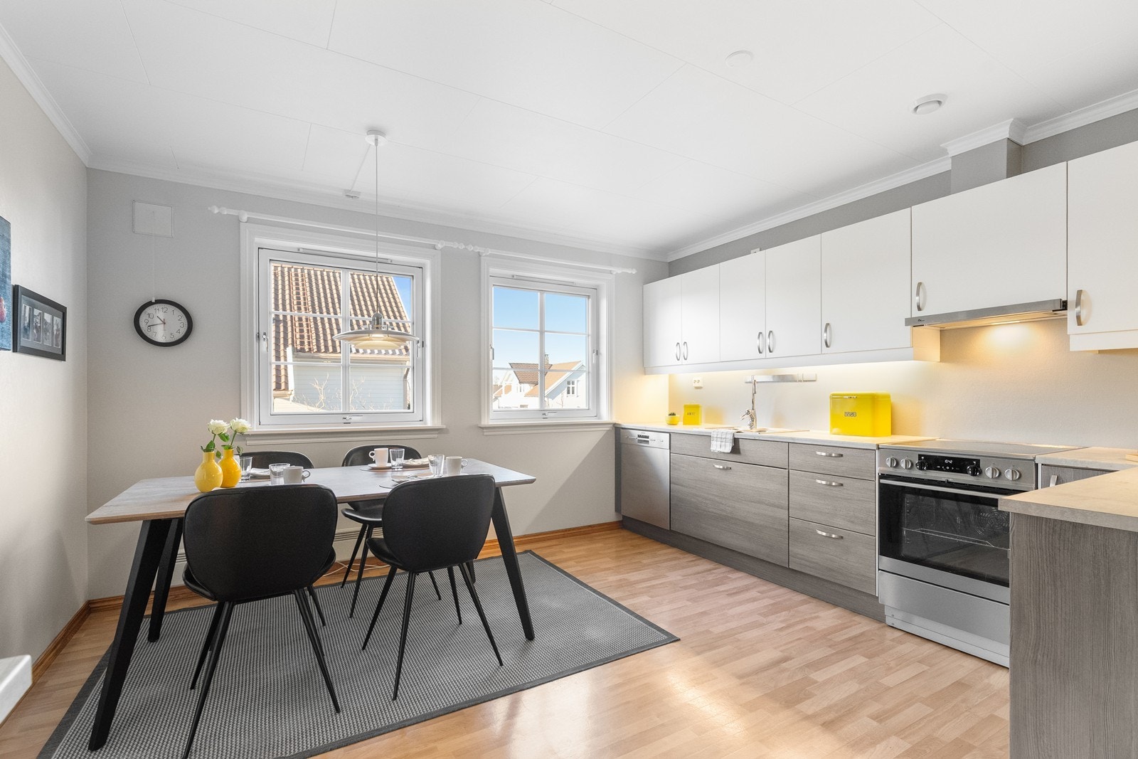 Her er rikelig med skap og skuffer, god benkeplass. Galleribilde