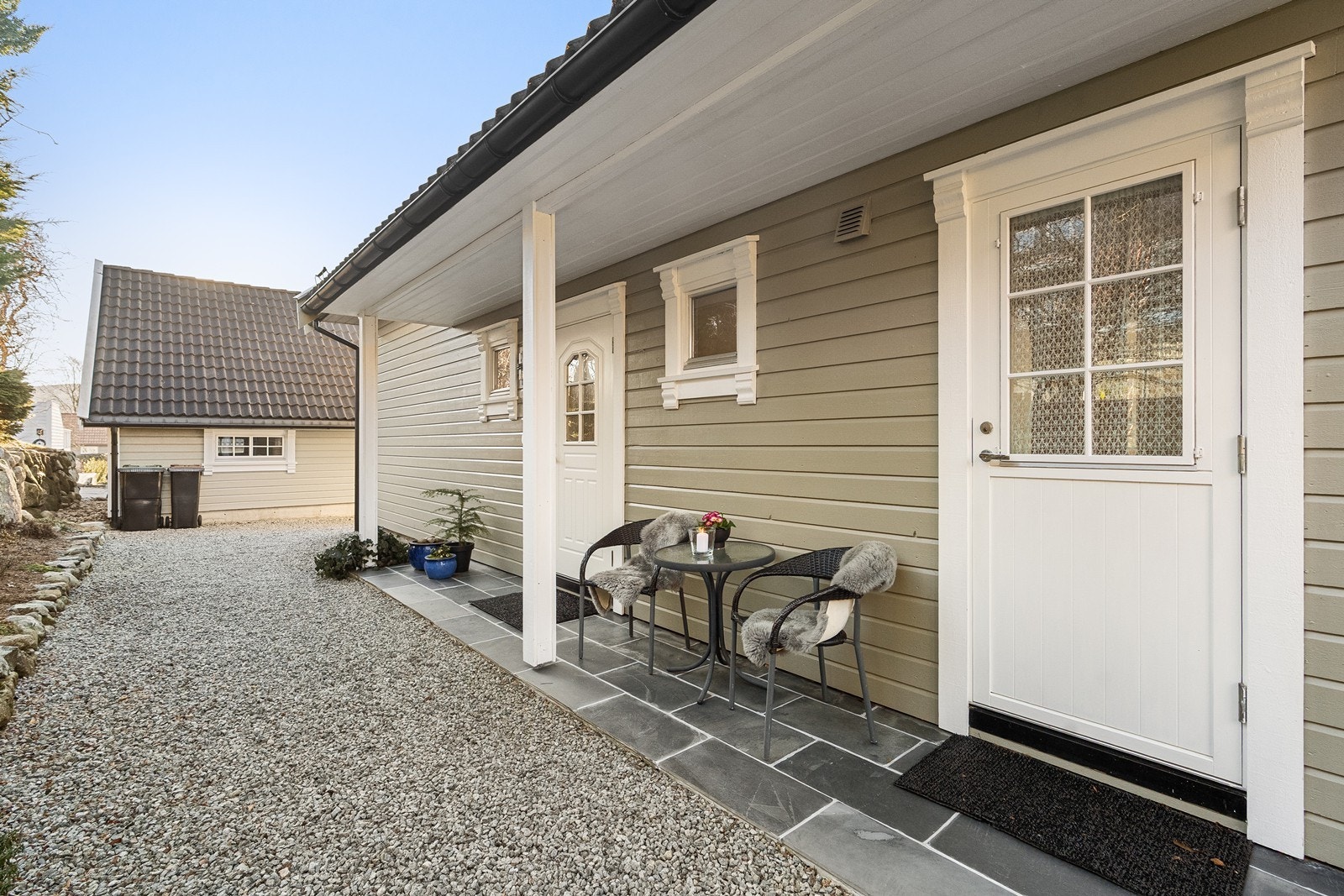 Boligen har to separate innganger - en hovedinngang og en praktisk bi-inngang. Galleribilde