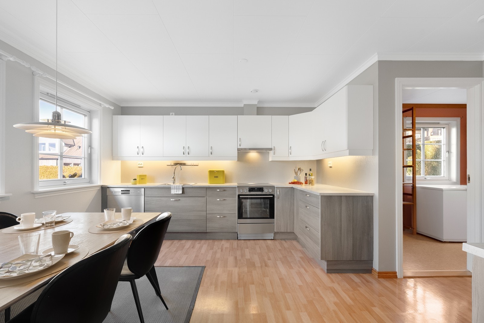 Fra kjøkkenet er det tilgang til vaskerommet og bi-inngangen. Galleribilde