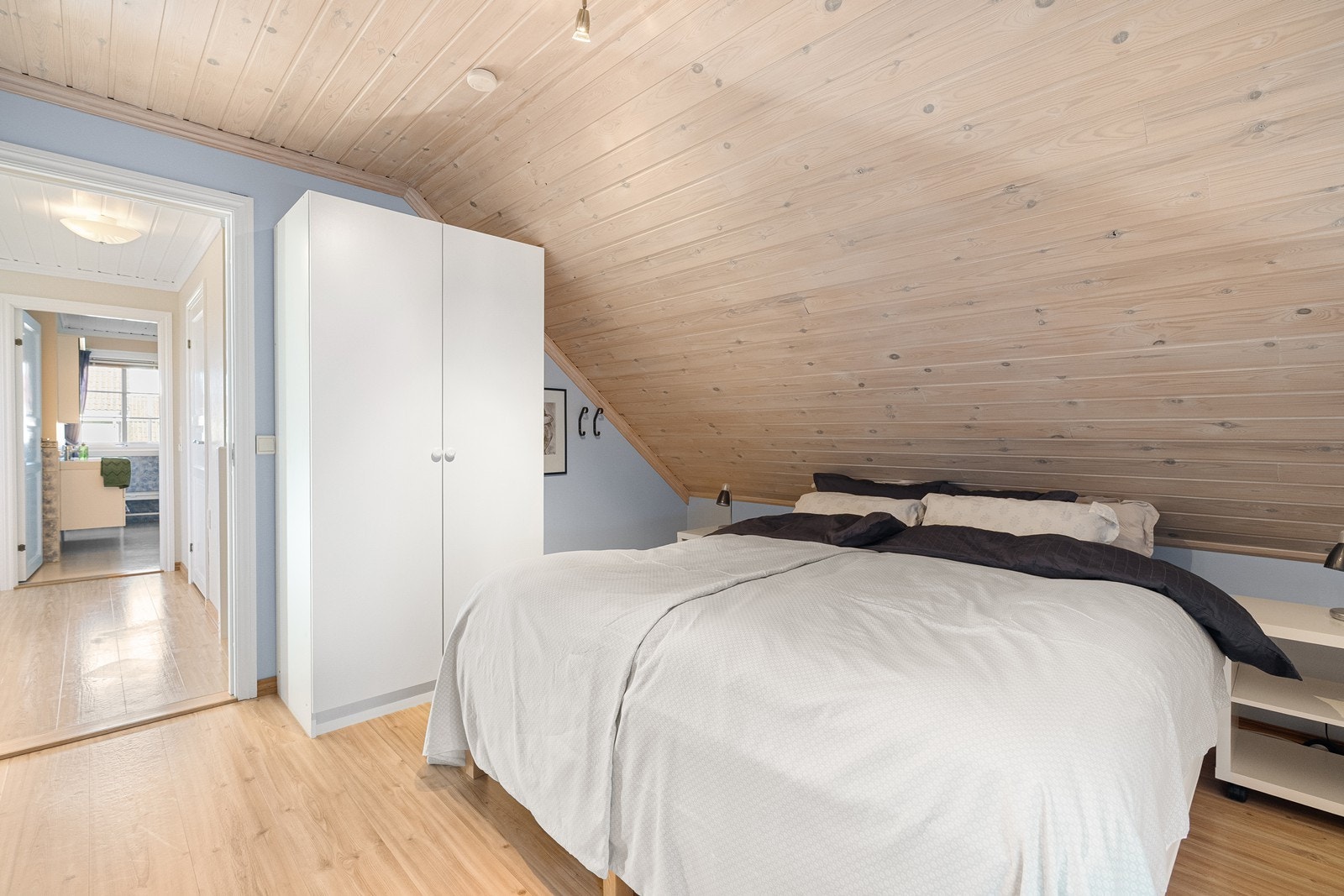 Hovedsoverommet er lyst med plass til garderobeskap. Galleribilde