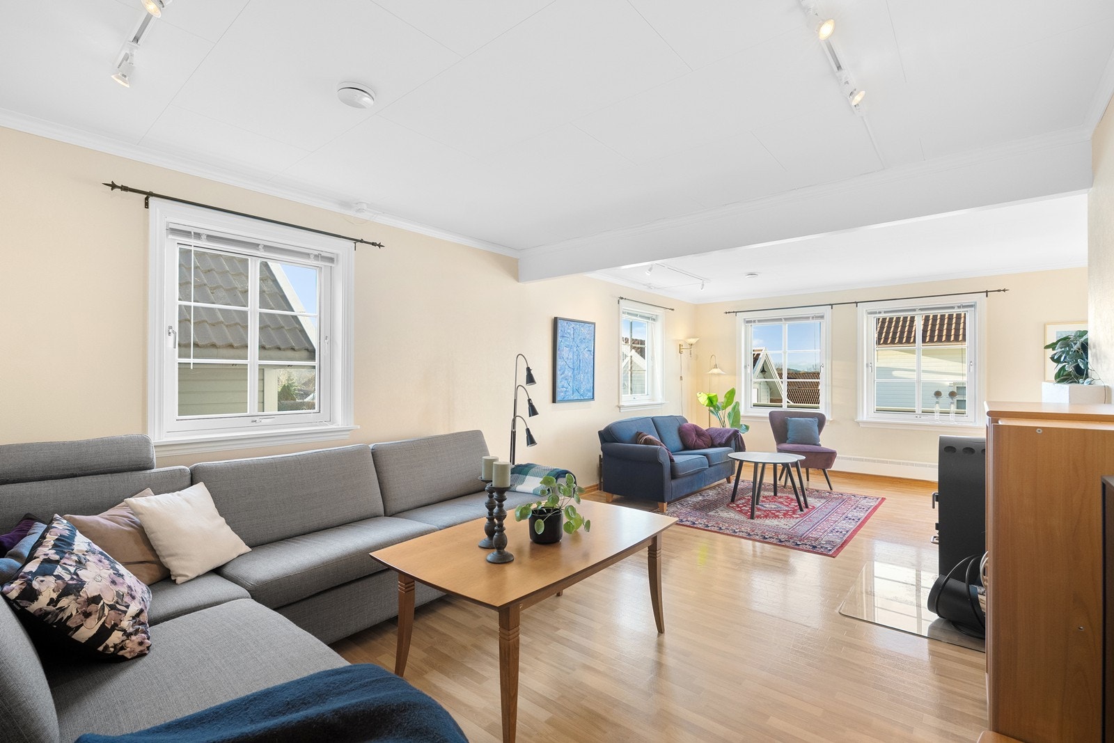 Lys og innbydende vinkelstue. Galleribilde