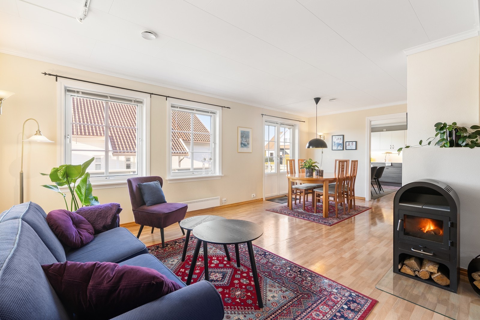 Gode vindusflater som gir rikelig med naturlig lys. Galleribilde