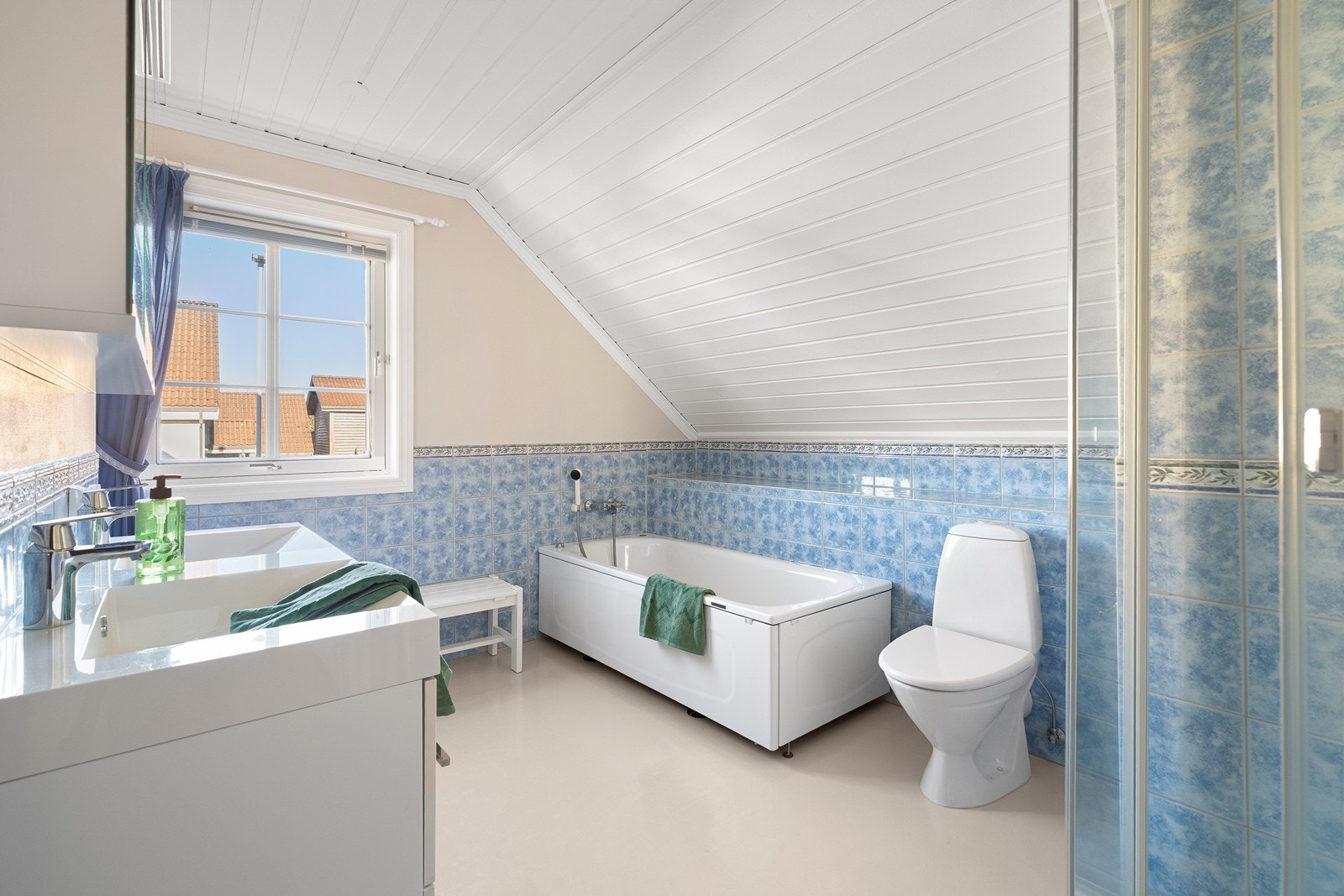 Romslig bad i 2. etasje Galleribilde