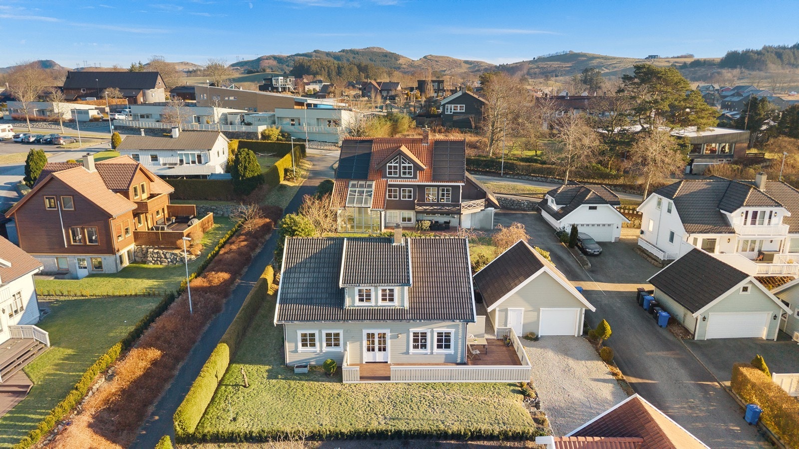 Innkjørsel og gårdsrom er singlet med god oppstillingsplass til flere biler. Galleribilde