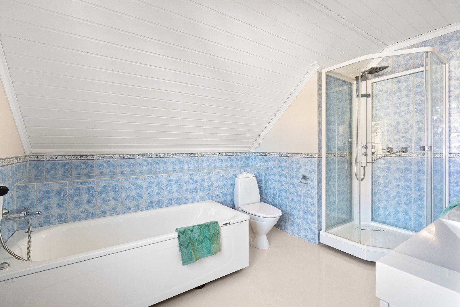 Badet i 2. etasje har både badekar og dusjkabinett, dobbel vask med skuffeseksjon, samt overskap med speildører. Galleribilde