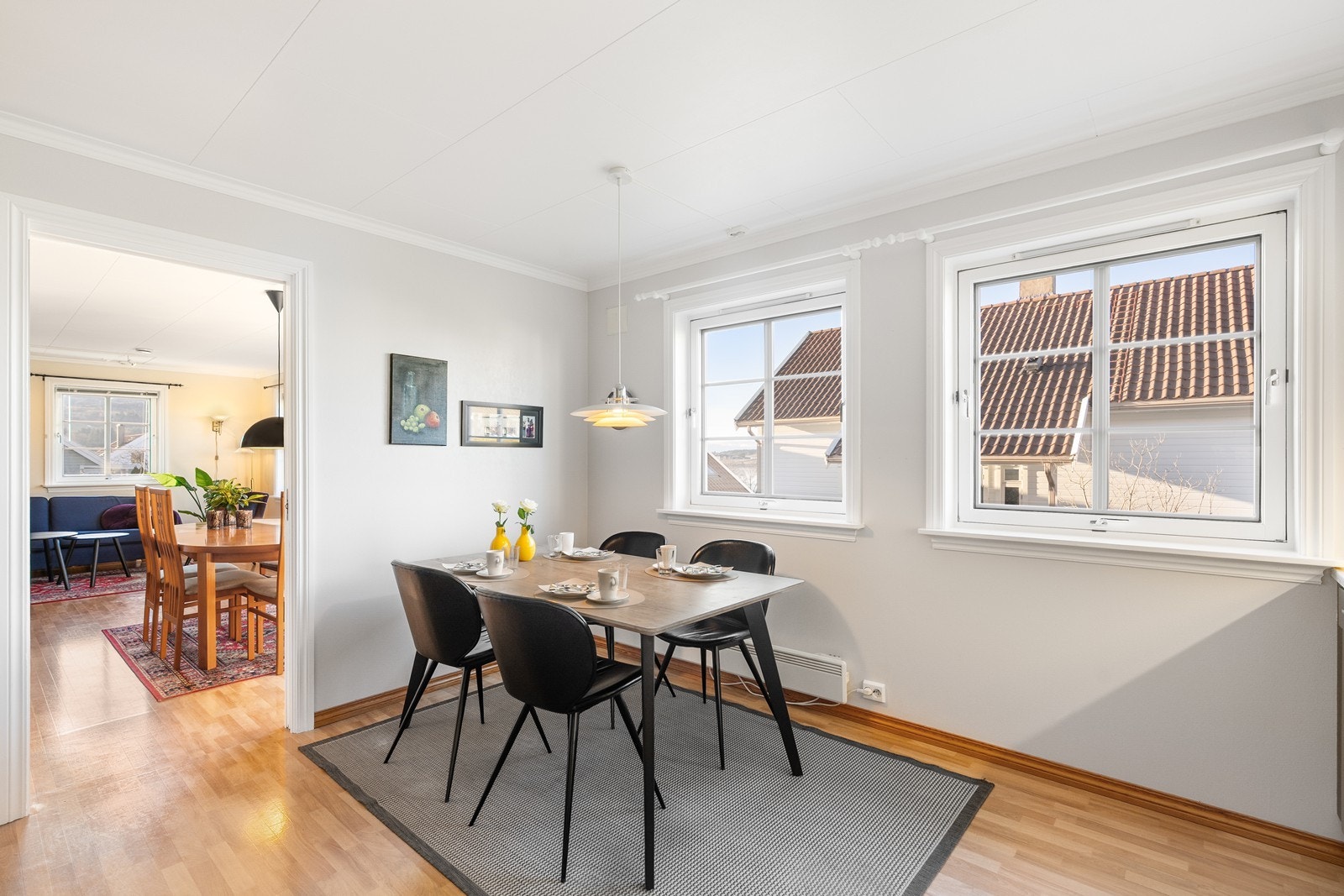 Kjøkkenbordet har plass ved vinduet, hvor en får rikelig med naturlig lys. Galleribilde