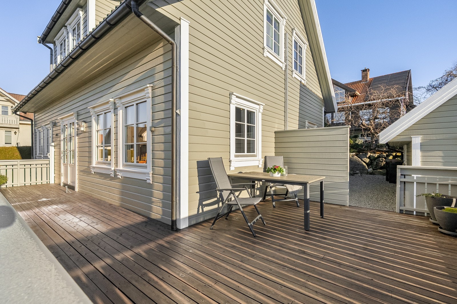 Solrik terrasse med direkte utgang fra stuen. Galleribilde