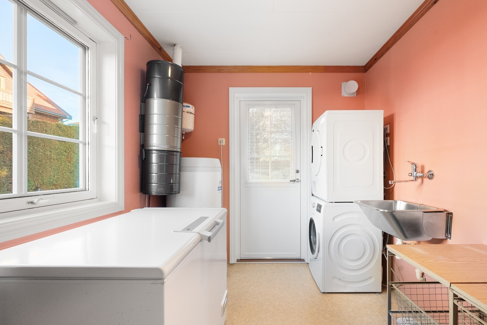 Bi-inngangen/vaskerommet ligger praktisk til med direkte tilgang til kjøkkenet. Galleribilde