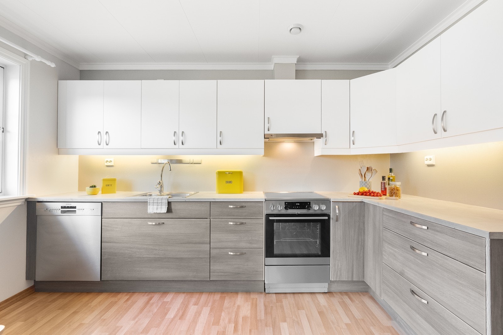 Det L-formede kjøkkenet er lyst og romslig, med plass til kjøkkenbord. Galleribilde