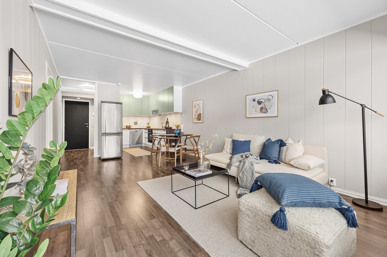 Leiligheten har god planløsning som gjør det enkelt å møblere med både spisegruppe og sofa. Galleribilde