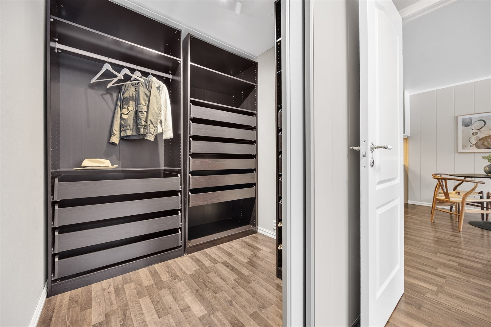 Leiligheten har en praktisk innvendig garderobeløsning som gir rikelig med lagringsplass. Galleribilde