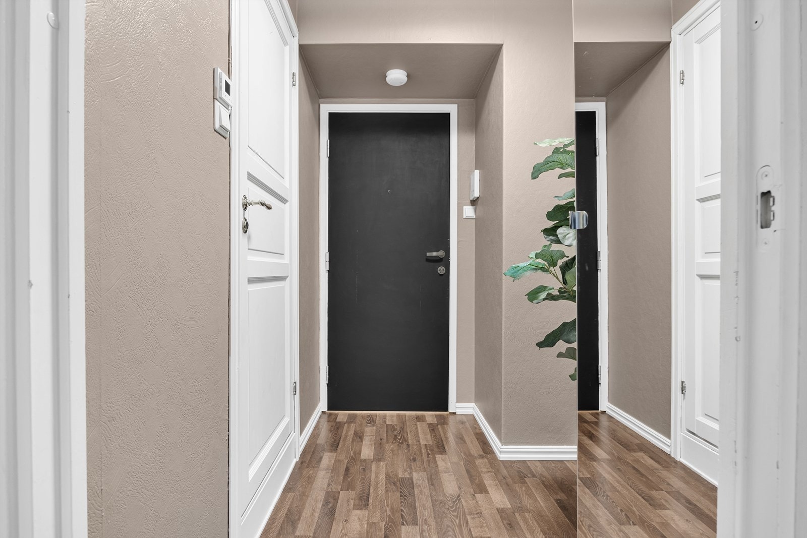 Velkommen inn! Entréen er romslig med god plass til å henge fra seg ytterklær og sko. Et garderobeskap med speildører gir praktisk oppbevaring. Galleribilde