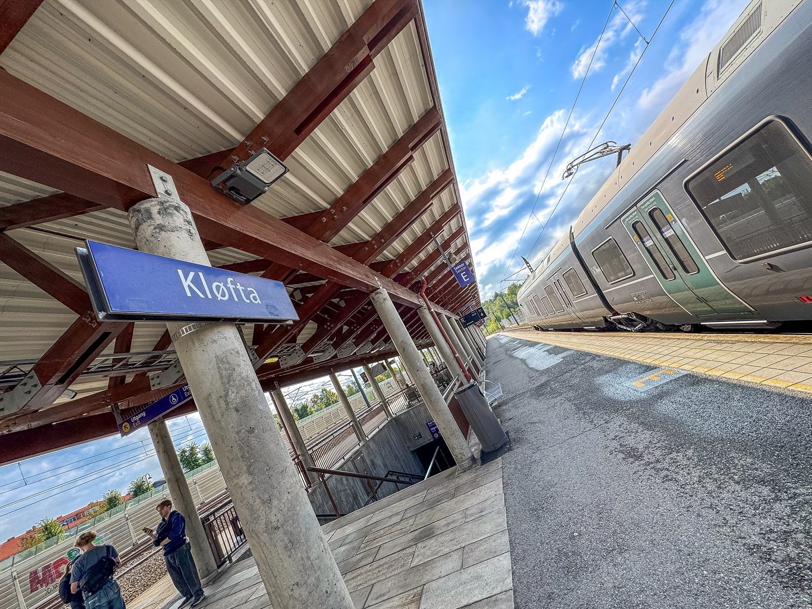 Fra eiendommen er det kort vei til Kløfta stasjon, et knutepunkt for offentlig kommunikasjon. Galleribilde