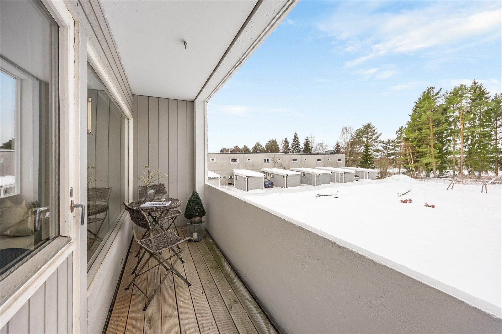 Den vestvendte balkongen på 7 m² har gode solforhold og er vendt ut mot rolige fellesområder. Galleribilde