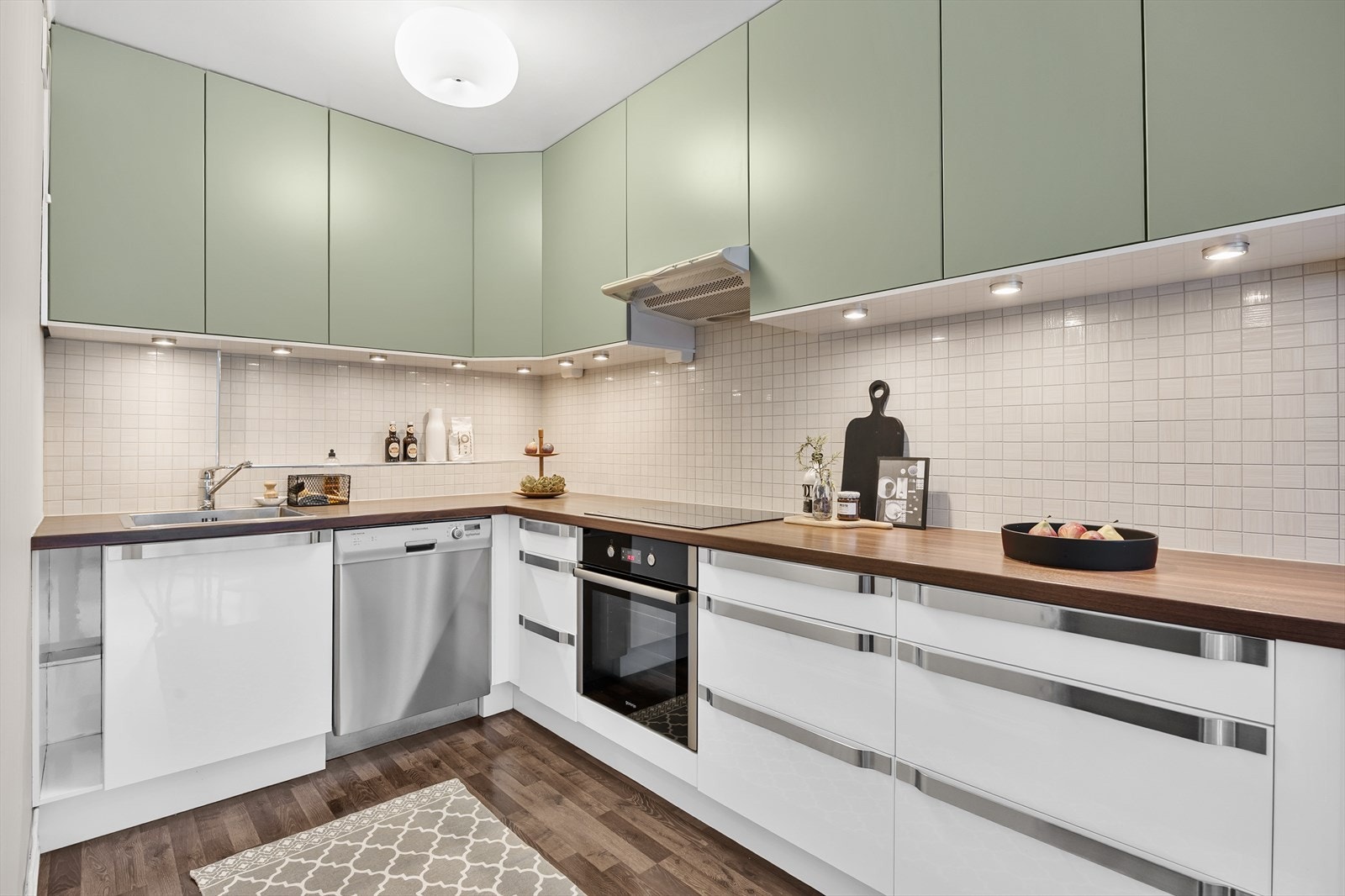 Kjøkkenet er utstyrt med oppvaskmaskin, integrert komfyr og platetopp. Galleribilde