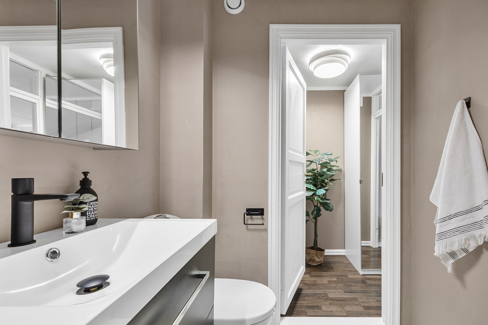 Lekkert bad pusset opp nylig med lyse overflater av mikrosement og ny innredning. Galleribilde