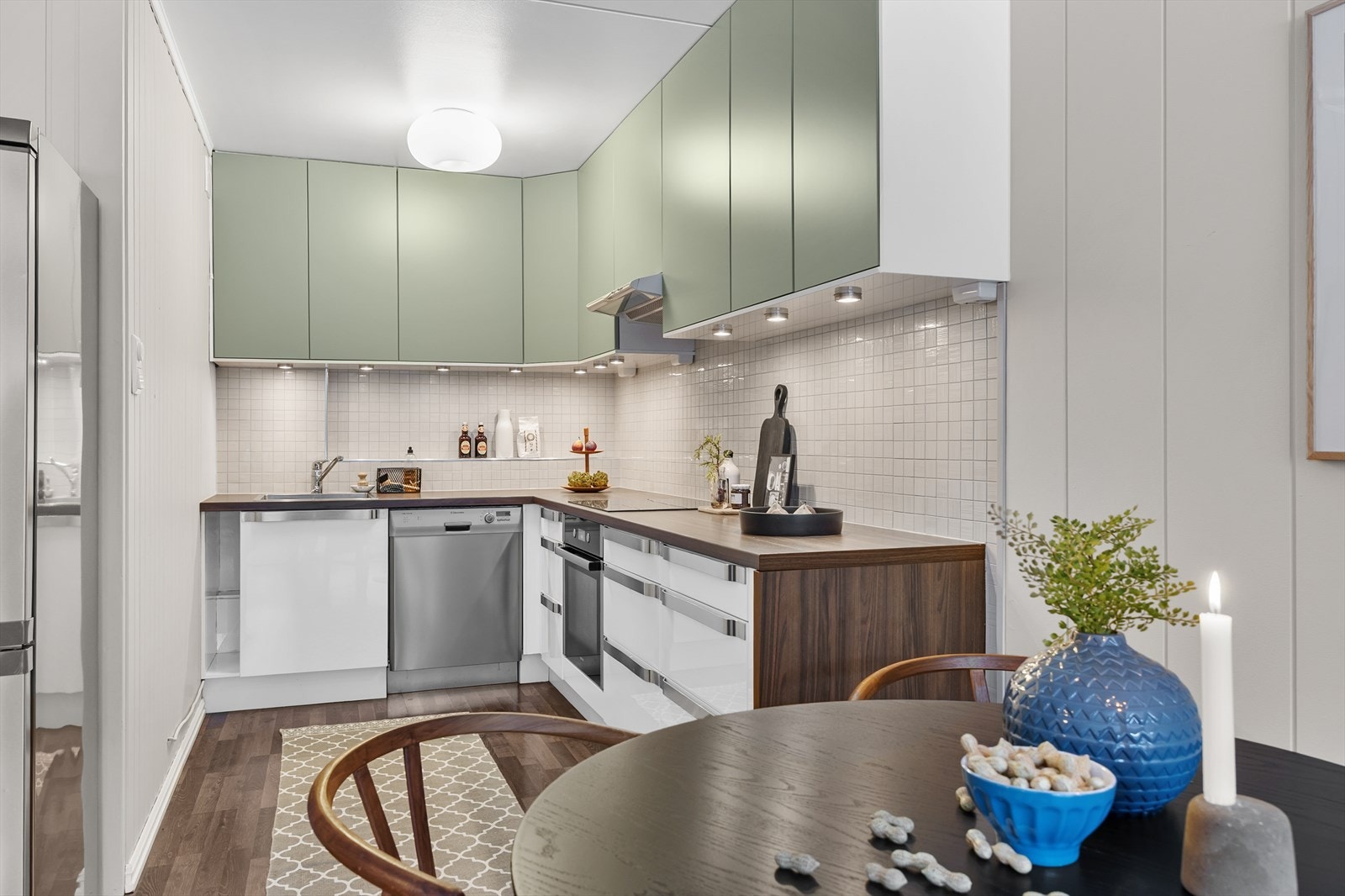 Kjøkkeninnredning er nylig malt i en herlig grønnfarge. Galleribilde