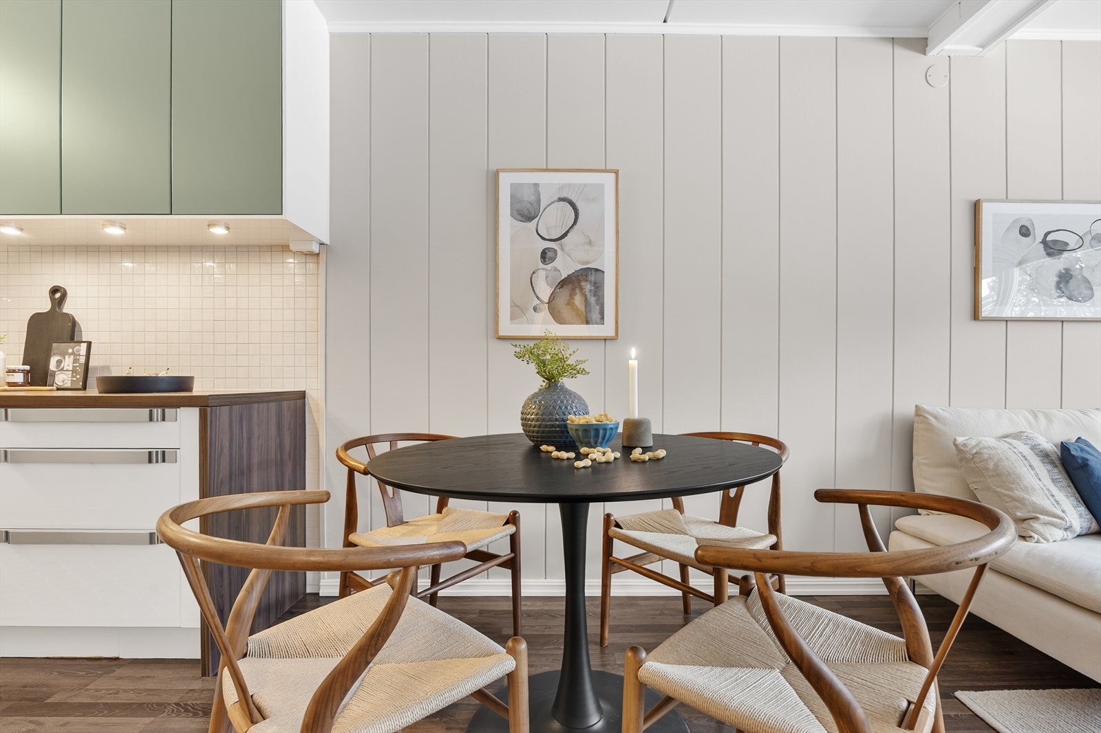 Det er god plass til en hyggelig spiseplass i tilknytning til kjøkkenet. Galleribilde