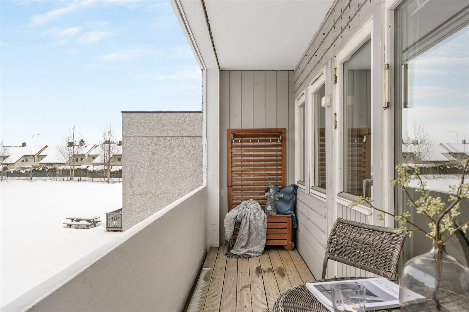 Balkonggulvet er dekket med royal impregnert trevirke og har god plass til utemøbler. Galleribilde