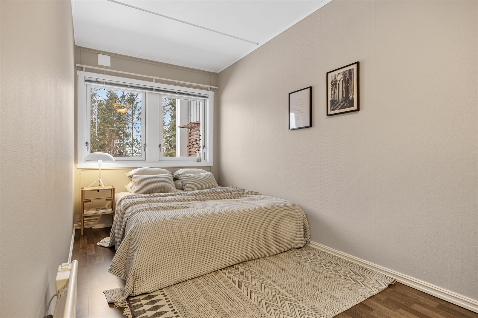 Soverommet er malt i en lun farge og vendt ut mot rolige omgivelser. Galleribilde