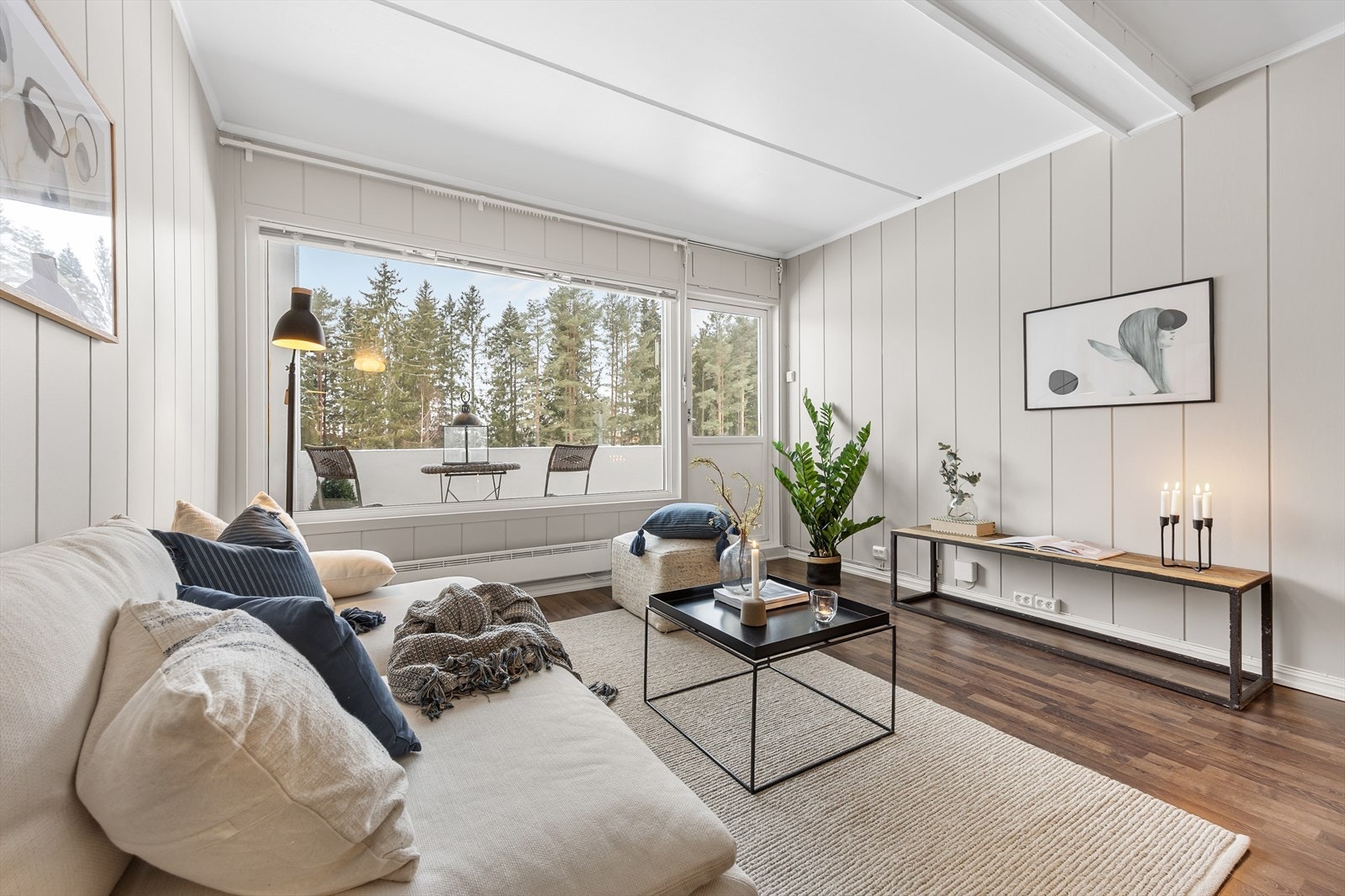 Fra stuen er det direkte tilgang til den vestvendte balkongen med gode solforhold. Galleribilde