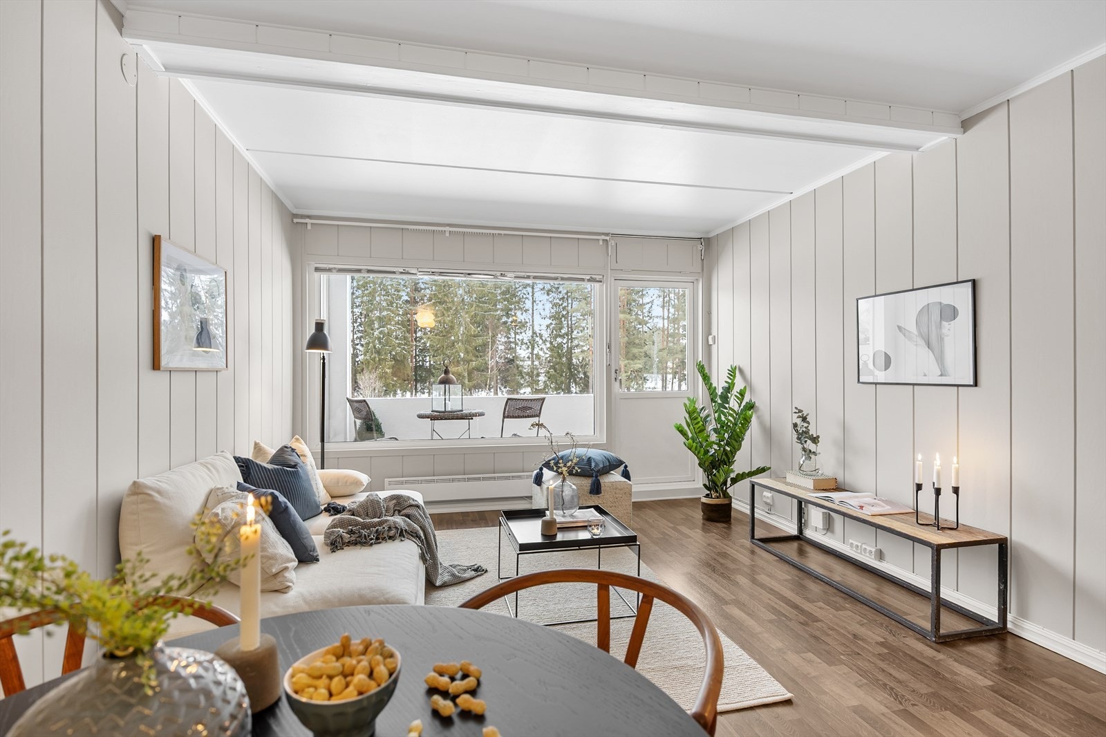 Det er malt i lyse og lune toner. Galleribilde