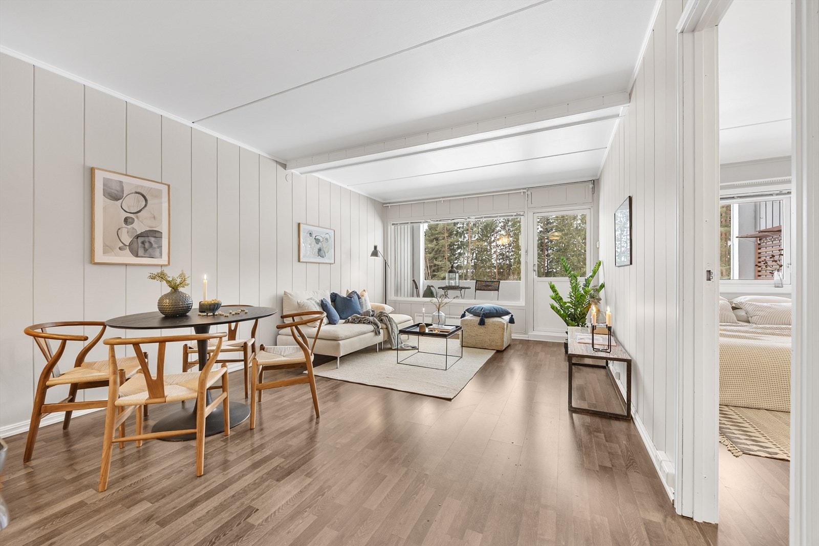 Stuen er lys og romslig med store vindusflater som gir rikelig med naturlig lys. Galleribilde